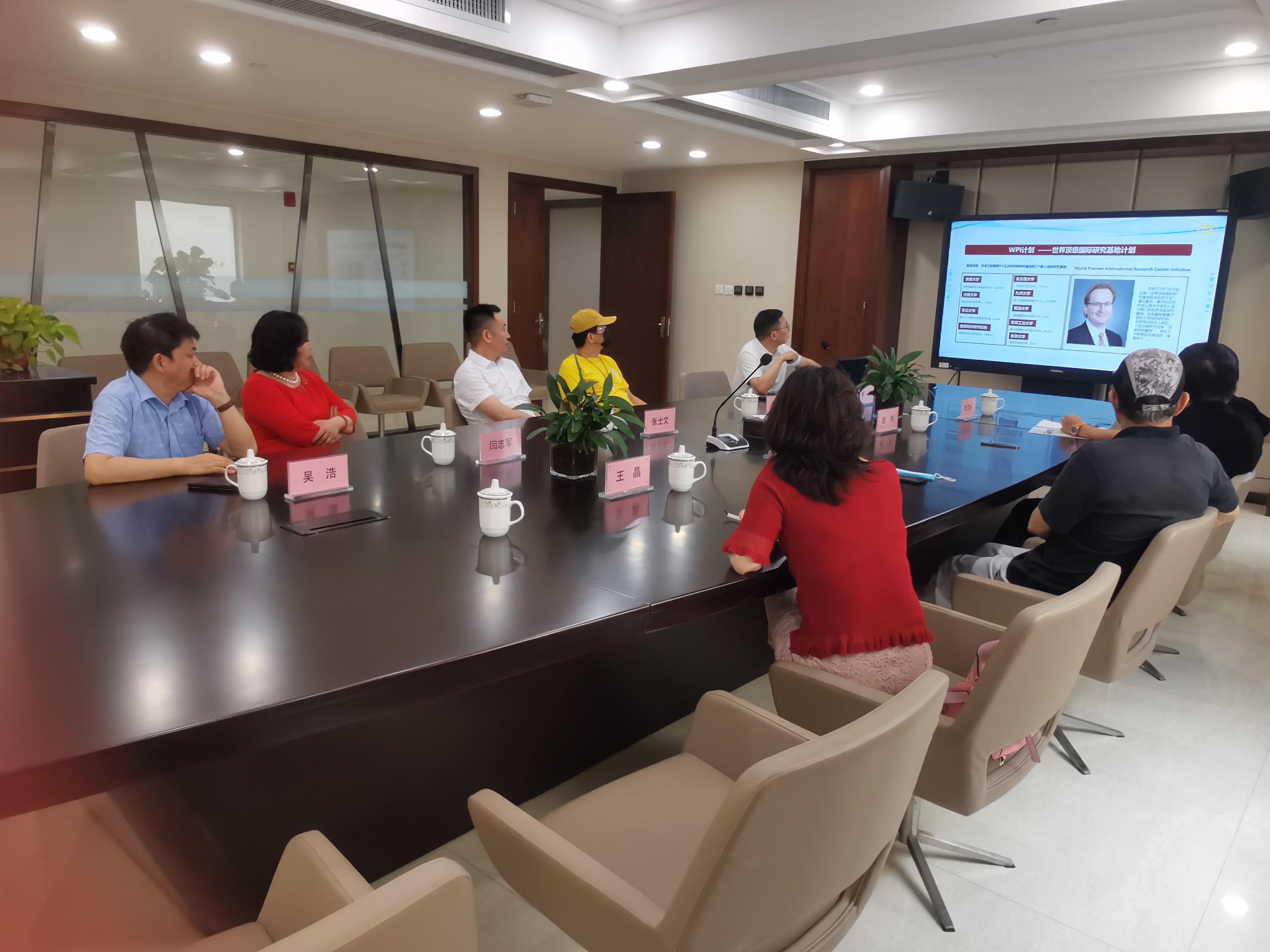 东方企业创新发展中心主任张士文与中国融通资产管理集团公司战略发展部总经理翟利鹏会谈