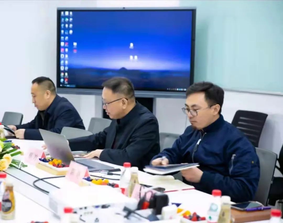 东方企业创新发展中心常务副主任、国信中科信息技术研究院院长姜洪成与蚌埠市副市长潘君齐赴小狗电器等企业考察