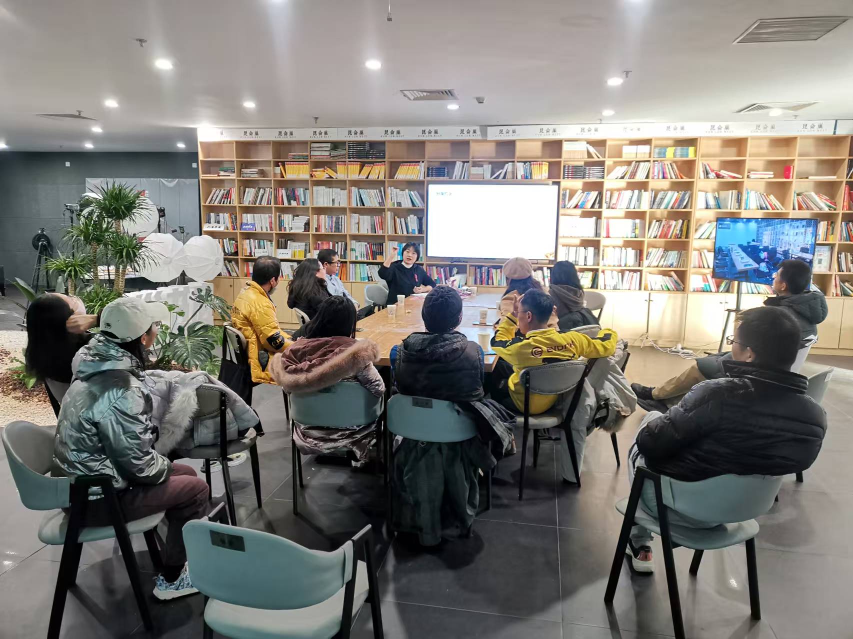 东方企业创新发展中心联合昆仑巢AI共学会率先开启“心・智双育”公益活动